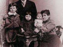 Asriel und Paula Nudelberg mit den Kindern Hans (geb. 1900), Anna (geb.1902) und Elsa oder Rosa