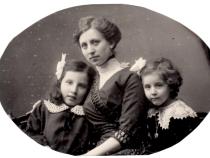 Gertrud Teppich mit ihren Töchtern Anita und Ilse