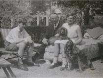 Fotografie von Emil Milch und seinen Kindern Ernestine (verh. Schlesinger) und Walter oder Erich.