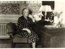Gertrud Grossmann an ihrem Schreibtisch im Haus Fasanenstrasse 2. Wahrscheinlich Mitte der 1930er Jahre. Foto: Familienbesitz