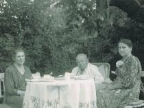 Fotografie von Marie Marwitz (links) zu Besuch bei Prof. Dr. Dr. Strassmann; rechts dessen Haushälterin Fr. Esch, August 1939.