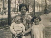 Herbert Aufrecht 1930 mit Mutter und Schwester Margot
