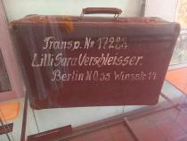 Foto des Koffers von Lilli Verschleisser in der Pinkas Synagoge Prag © Miriam Wlodawer