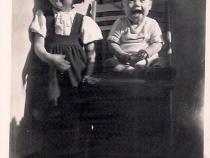 Wolfgang mit Schwester Marianne,  3.9.1942 in der Salzbrunner Straße; Foto: Familienbesitz.