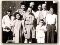 Max Freiberg im Ghetto in Shanghai, rechts außen mit Kappe, 1946  (c) The Yiddish Radio Project