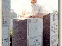 Siegbert Freiberg am Grab seines Vaters Max in New York (c) The Yiddish Radio Project