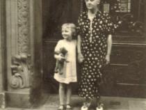 Berta Erdsiek mit Großnichte Antonie 1937 vor dem Haus Kurfürstendamm 100, Foto Privat