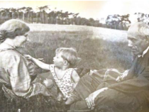 Alice und Richard Hohenemser mit ihrem Enkel Christoph, etwa 1938 © Familienbesitz