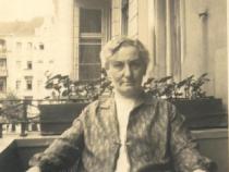 Anna Aaron auf dem Balkon Kulmbacher Straße 7 (1929)