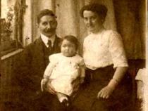 Anna und Willy Aaron mit ihrer Tochter Hannah (1912)
