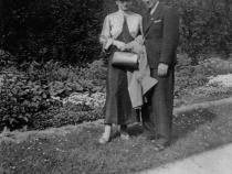 Hans Behrendt mit seiner Schwester Margarete Schilling, geb. Behrendt, bei einem Spaziergang in Berlin, 1939