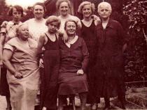 Elisabeth Krüger (in der Mitte sitzend), hinten links Tochter Anneliese, hinten rechts Tochter Gertrud.  Das Foto entstand 1934 oder 1935. Bild: Familienarchiv