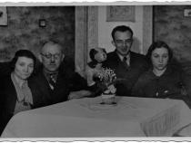 Die Eltern von Aron Bendit, Leo und Luise Bendit (rechts) mit den Großeltern mütterlicherseits Jenni und Samuel Bukofzer, 1941.