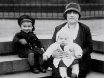 Chaja Singer mit ihren beiden Kindern Edwin und Stefanie in Berlin, etwa 1927