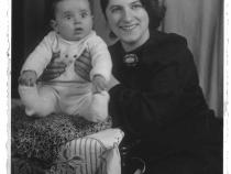 Fotografie von Menasches Frau Edith und dem gemeinsamen Sohn Harry, Januar 1939