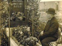 Isaak Eisner am Grab seiner Ehefrau © Privatbesitz