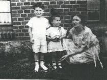 Ella Shetzer mit Sohn Joram und Tochter Renate, etwa 1925 in Ukta Bild: Familienarchiv Shetzer