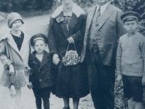 Eltern mit Kindern v.l.n.r. Gerda,Willi (Seev), Charlotte, Leopold,Heinz um 1927 © Seev Jacob