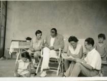 Auf der Terrasse des Hauses vlnr: Eva, Margot, Jacob, Curt, Erna und Eva Eisner (Bild: Familie)