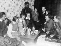 Else (2. von links) und Emil Linke (2. von rechts) im Kreis ihrer Genossen. Foto: Familienarchiv Garbusowa.