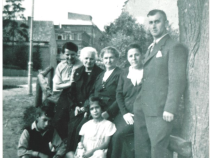 Familie Stenschewski, Egon links sitzend neben Schwester Edith, 1937, Foto: Familienbesitz
