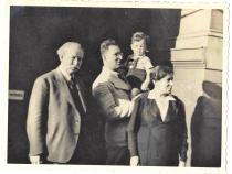 Leo Cohn (links) mit Familie © Privatbesitz