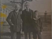 Fritz Feldmann (Mitte) mit seinem Vater Simon Feldmann und Gerhard Rose. Ohne Datum. Privatbesitz.