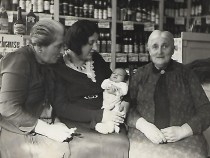 Martha Feuerstein (links) mit ihrer Tochter Erna, ihrem Enkel Heinz Czwiklitzer und ihrer Mutter Johanna Schmuhl