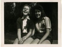 Marion Ehrlich und Ruth Preuss als Schülerinnen mit Judenstern auf dem Jüdischen Friedhof in Weißensee, Berlin im Juli 1942, © Jüdisches Museum Berlin, Schenkung von Harry Kindermann