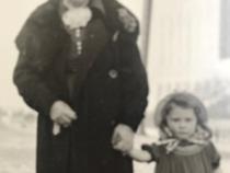 Franziska Born mit ihrer Enkelin Ursula Bild: Familienbesitz