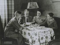 Familie Friedrichs 1938 in ihrer Wohnung am Luisenufer 34