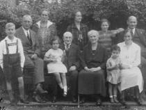 Käthe Knipfer (3. v. l. ) mit Mann Max (2. v. l.) und Sohn Günther (1. v. l.), Nanny Lewin (hinten mittig), ihre Tochter Ursula (5. v. l. hinten); Georg Anker (6. v. l. hinten); davor Gertrud Anker (sitzend rechs) mit Tochter Hilde; daneben Bertha und Hugo Gottschalk mit Eva Anker auf dem Schoß