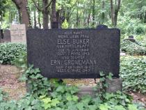 Grab von Erna Großmann und Else Buker
