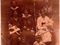 Familienbild, 1917. Jenni Bukofzer sitzt in der Mitte.