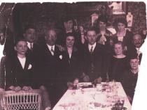 Jenni und Samuel Bukofzer (in der Mitte am Tisch), um 1928.