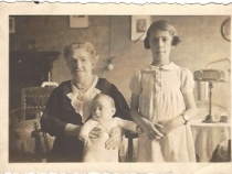 Henriette Stenschewski mit Enkeln Rudi und Edith - Bild: Familienbesitz