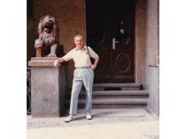 Rudolph Grodszynski vor dem Haus Droysenstr. 7; Foto: Besitz von Allison Slater