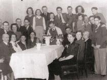 Harrys Bar Mitzwa 1940 (sitzend links neben ihm seine Mutter Emma; rechts neben ihm sein Stiefvater Kurt Schwarz; stehend, 4. v.l., Bruder Georg; obere Reihe, 3. v.l., Bruder Reinhard)
