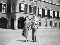 Joachim Pinkus mit seiner Mutter Hedwig in Den Haag am 7. Juli 1939