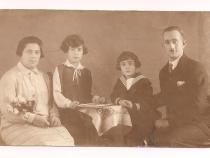 Helene und Leopold Epstein mit den Töchtern Charlotte und Martha, vermutlich Ende der 1920er Jahre