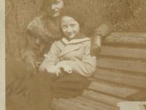 Hella mit ihrem Sohn Werner Bild: Familienaufzeichnungen, Erinnerungen, Fotos und Dokumente von Sylvie Kervella-Perlberger und Annett Rubner-Weissfeld