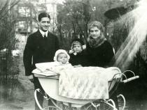 Hermann und Hedwig Hagen mit den beiden ältesten Kindern Bild: Privatarchiv Nina Hagen