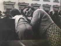 Foto von Günther und Ilse Mendel 1936 auf dem Balkon ihrer Wohnung in der Frankfurter Allee 303