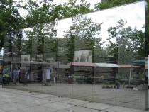 Die Spiegelwand auf dem Steglitzer Hermann-Ehlers-Platz. Die 10m lange Glaswand wurde 1994 errichtet zum Gedenken an die Deportationen von Juden, die 1942-1945 in sogenannten Alten- und in Konzentrationslager überführt wurden.
