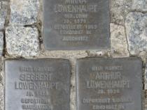Stolpersteine für Minna Löwenhaupt und ihre Söhne Siegbert und Arthur Löwenhaupt. Fotorechte: D. Janke.