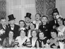 Adele Jacobsohn (sitzend, 2. von rechts) bei einer Familienfeier 1935