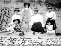 Links Julie Hahn, vermutlich mit ihren Kindern Grete, Leo und Erna.1901; Bild: Familienbesitz