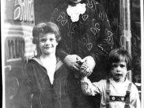 Karl und Helmut Lewinsohn mit ihrer Großmutter Emilie um 1928 © Familienbesitz