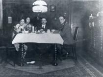 Von links nach rechts: Ruth, Meta, Lotte, Adolf und Hugo Kastellan im Jahr 1915 Bild: Archiv Uri Breit