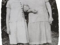 Luise mit ihrer Mutter Jenni Bukofzer um 1932.
